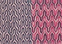 Шёлк-креп на атласе Missoni зиг-заг рисунок бордового и сине-фиолетового цвета на розовато-бежевом фоне Шёлк-креп на атласе Missoni зиг-заг рисунок бордового и сине-фиолетового цвета на розовато-бежевом фоне