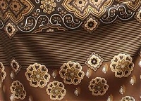 Купон атлас-стрейч в бежево-оливковых тонах с орнаментом по низу купона, длина купона 81 см. Купон атлас-стрейч в бежево-оливковых тонах с орнаментом по низу купона, длина купона 81 см.